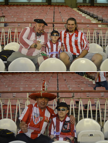 Adrián junto a los aficionados del Athletic