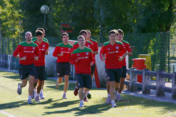 Los jugadores enternando en Lezama