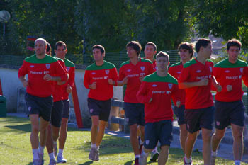 Los jugadores enternando en Lezama