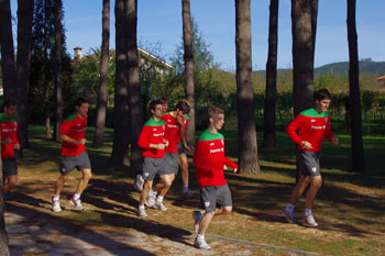 Los jugadores enternando en Lezama