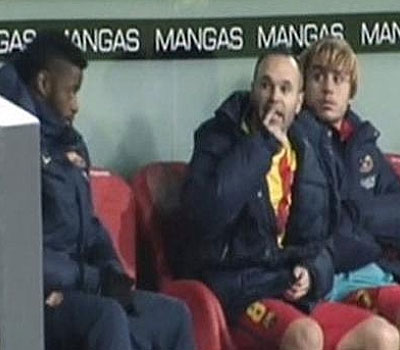 Iniesta mandó callar a un aficionado tras ser sustituído