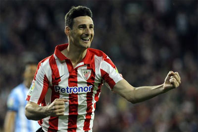 Aritz Aduriz celebrando un gol ante el Málaga