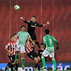 Iago Herrerin sale a por un balón ante el Betis en San Mamés