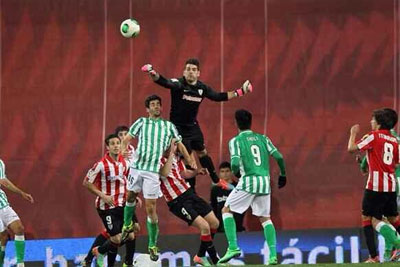 Iago Herrerin sale a por un balón ante el Betis en San Mamés