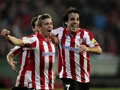 Beñat junto a Muniain celebrando un gol del Athletic