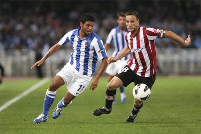 Carlos Gurpegi durante un lance del derby ante la Real Sociedad