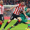Aymeric Laporte defiende un balón ante un jugador del Barcelona
