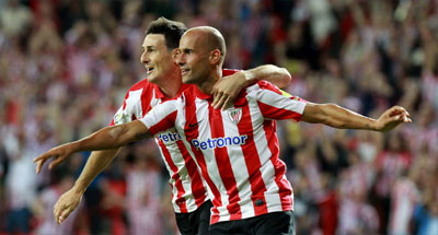Mikel Rico celebra un gol junto a Aduriz