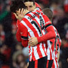Aritz Aduriz abraza a Susaeta tras marcar al Málaga