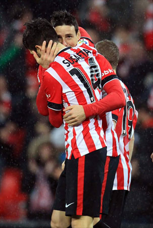 Aritz Aduriz abraza a Susaeta tras marcar al Málaga
