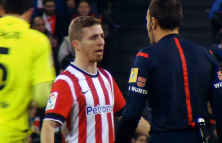 Iker Muniain recrimina a Mateu Lahoz una acción contra el Barcelona