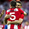 Javi Eraso se abraza a Aduriz tras marcar su segundo gol ante el Inter Bakú