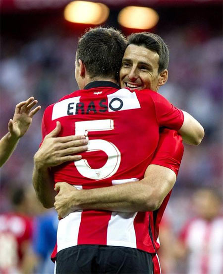 Javi Eraso se abraza a Aduriz tras marcar su segundo gol ante el Inter Bakú