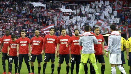 Los jugadores saltaron al campo con camisetas de apoyo a Muniain