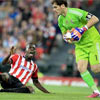 Iker Casillas durante un lance en San Mamés