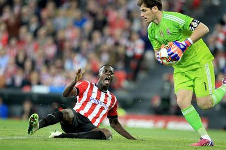 Iker Casillas durante un lance en San Mamés