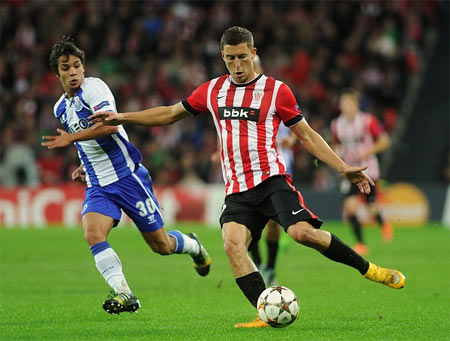 Óscar De Marcos durante un lance ante el Oporto en Champions