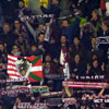 Banderas y bufandas del Athletic en el campo del Torino