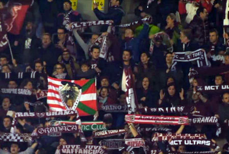 Banderas y bufandas del Athletic en el campo del Torino