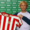 Momento en el que Gaizka Mendieta posa para los medios con la camiseta rojiblanca