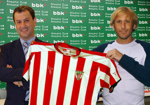 Momento en el que Gaizka Mendieta posa para los medios con la camiseta rojiblanca