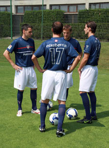 Varios jugadores posan con la nueva 2ª equipación