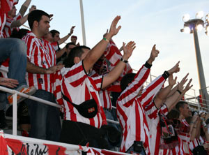 Aficionados rojibancos animando a los leones
