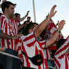 Aficionados rojibancos animando a los leones
