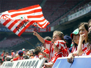 Pequeñas aficionadas animando a las jugadoras del Athletic en San Mamés