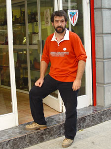 Aitor Pereira en la puerta de la sede de la Agrupación de Peñas