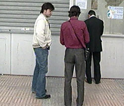 Aficionados retirando sus entradas en las taquillas del Alavés