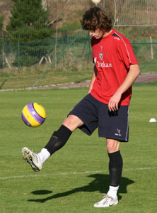 Amorebieta haciendo toques de balón en Lezama
