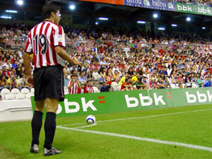 Angulo sacando un corner en el partido de homenaje al socio frente al Olympiacos
