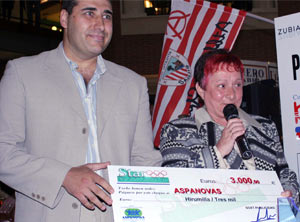 Iñaki Chaves haciendo entrega del cheque a la presidenta de Aspanovas