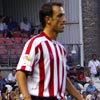 Etxebe es observado por el árbitro durante un lance del partido