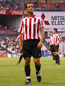 Joseba Etxeberria como capitán antes del comienzo de un partido en San Mamés