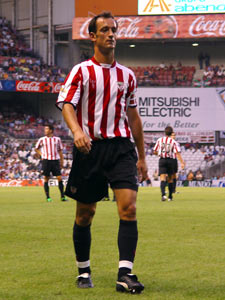 Joseba Etxeberria se acerca a la banda antes del comienzo de la segunda parte