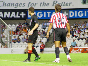 Urzaiz cogiendo la espalda a un central