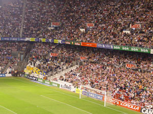 El fondo norte de San Mamés animándo al Athletic en el partido de UEFA contra el Parma