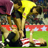Etxeberria es atendido por el árbitro y un jugador del Sevilla