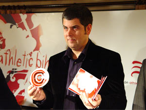 Kepa Junkera posa con el CD del Athletic Bihotzez en su presentación oficial