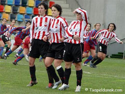 Las jugadoras del Athletic defendiendo una falta ante el Barcelona en Lasesarre