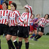 Las jugadoras del Athletic defendiendo una falta ante el Barcelona en Lasesarre
