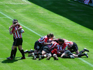 Las leonas celebrando el gol de Lorena de penalty frente al Sabadell que les daba la Superliga