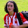 Itziar Gurrutxaga recogiendo los balones tras el partido jugado en Lezama frente al Estudiantes