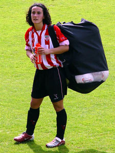 Itziar Gurrutxaga recogiendo los balones tras el partido jugado en Lezama frente al Estudiantes