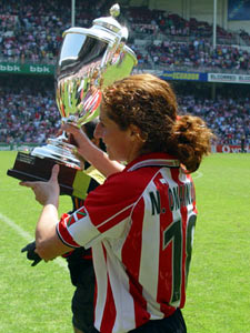 Nerea Onaindia alza la copa de la segunda superliga