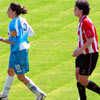 Vanessa marcando a la capitana del Sabadell