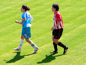 Vanessa marcando a la capitana del Sabadell