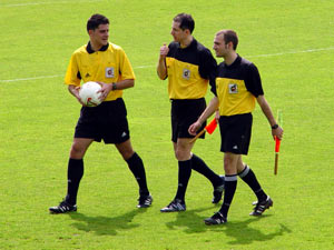 El trio arbitral que pitó el Athletic - Estudiantes en Lezama